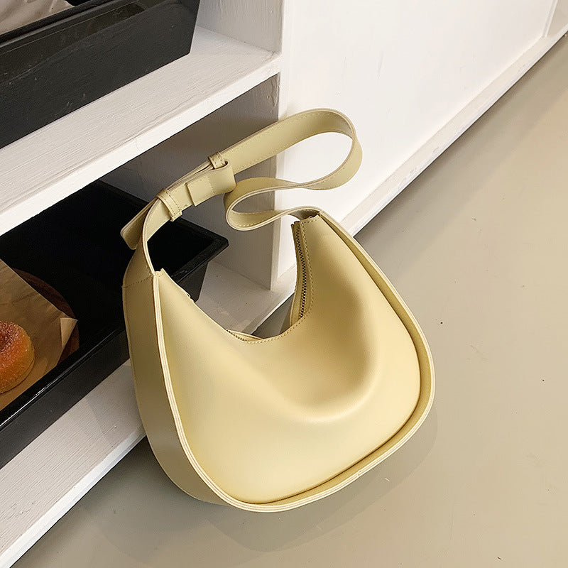 Sac porté épaule au design simple et polyvalent, idéal pour un style tendance au quotidien.