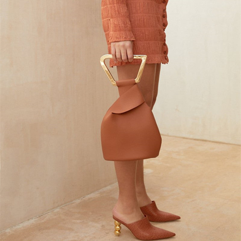 Sac seau pour femme en acrylique au design irrégulier et moderne, parfait pour un look original et tendance.