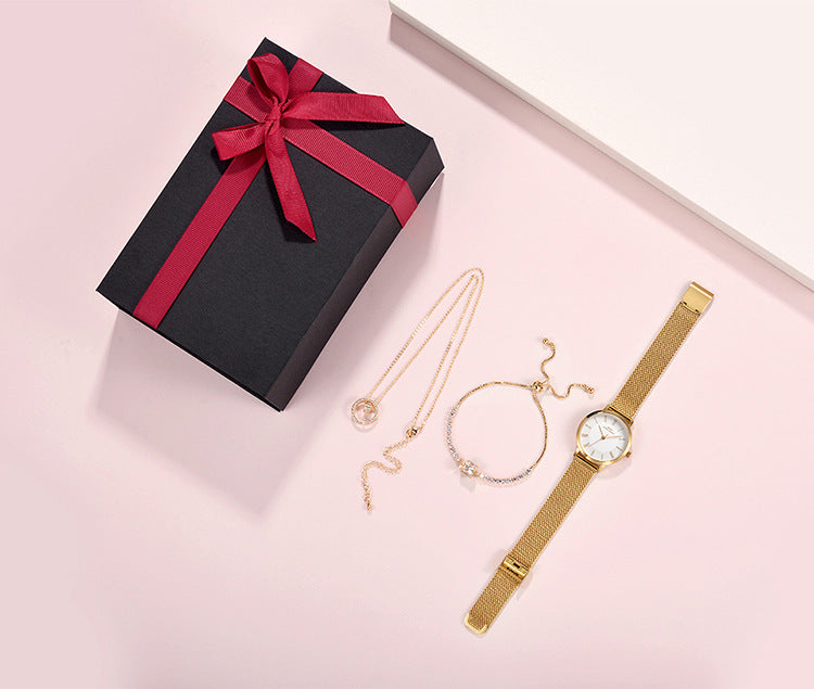 Coffret assorti avec montre à clapet, collier et bracelet
