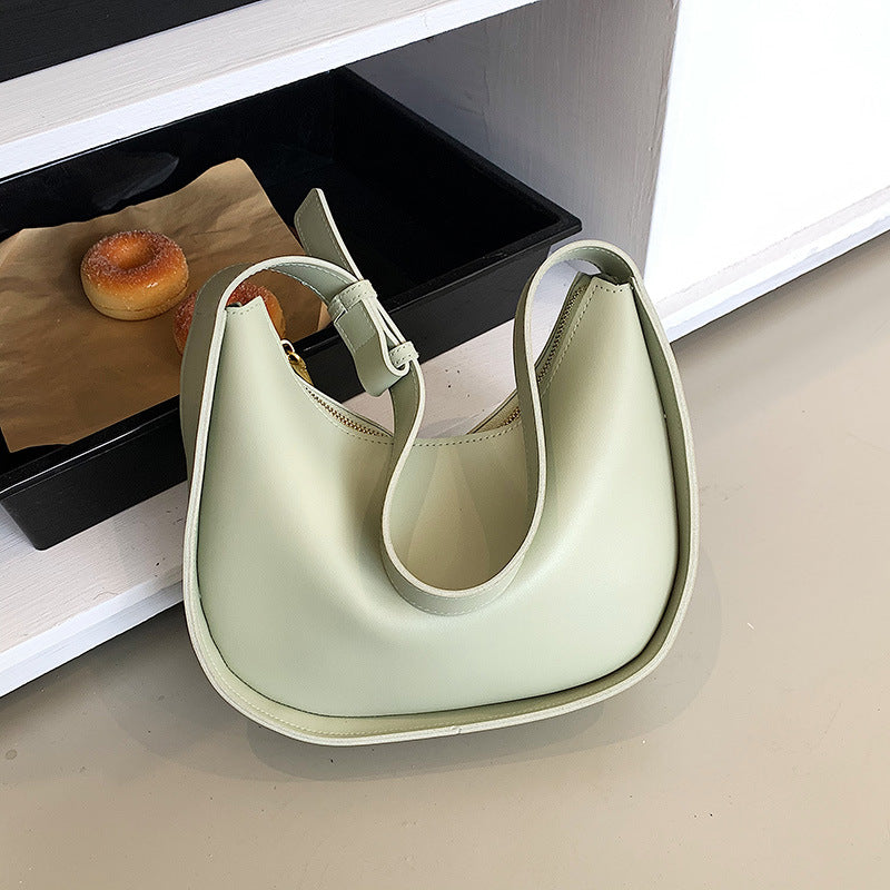 Sac porté épaule au design simple et polyvalent, idéal pour un style tendance au quotidien.