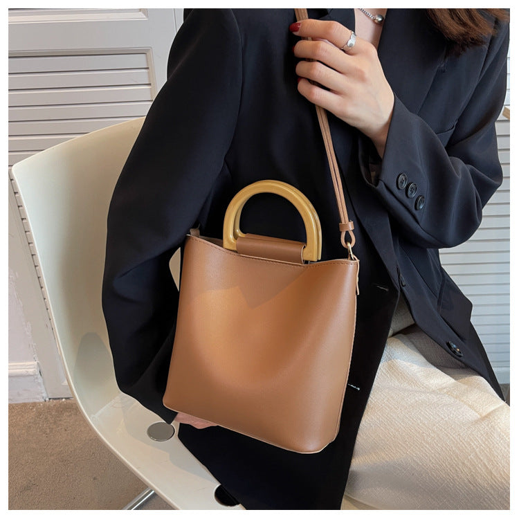 Sac seau élégant à une épaule, pouvant se porter en bandoulière pour un style pratique et tendance.