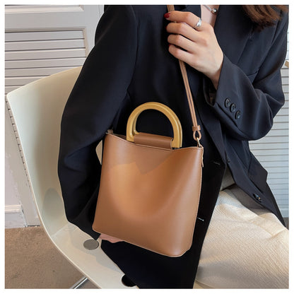 Sac seau élégant à une épaule, pouvant se porter en bandoulière pour un style pratique et tendance.