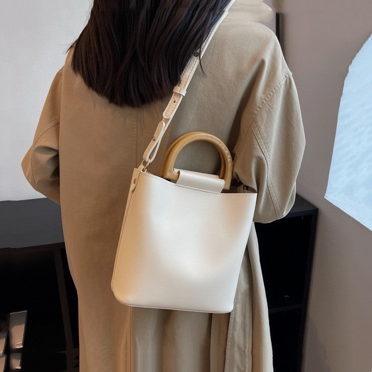 Sac seau élégant à une épaule, pouvant se porter en bandoulière pour un style pratique et tendance.