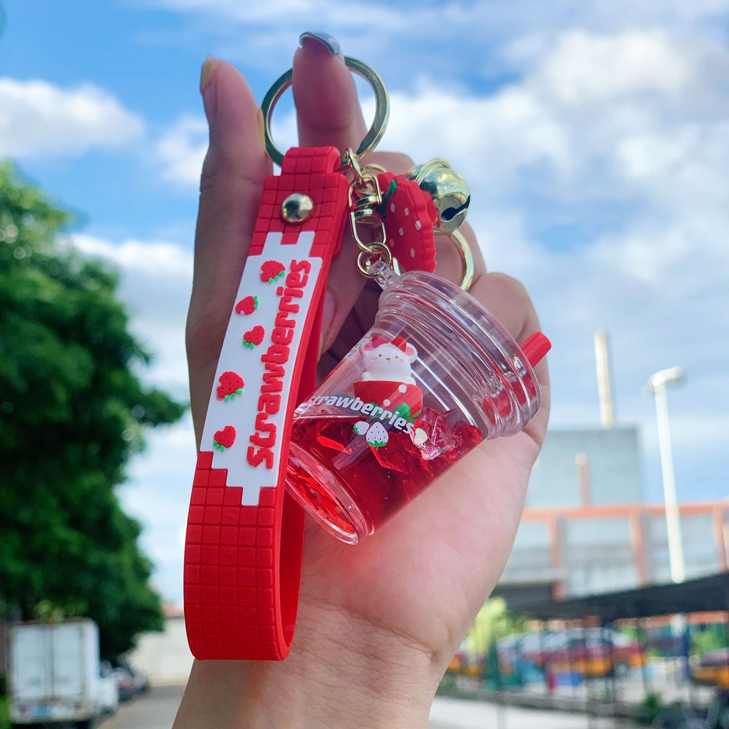 Porte-clés pendentif ours fraise flottant à huile – Design mignon
