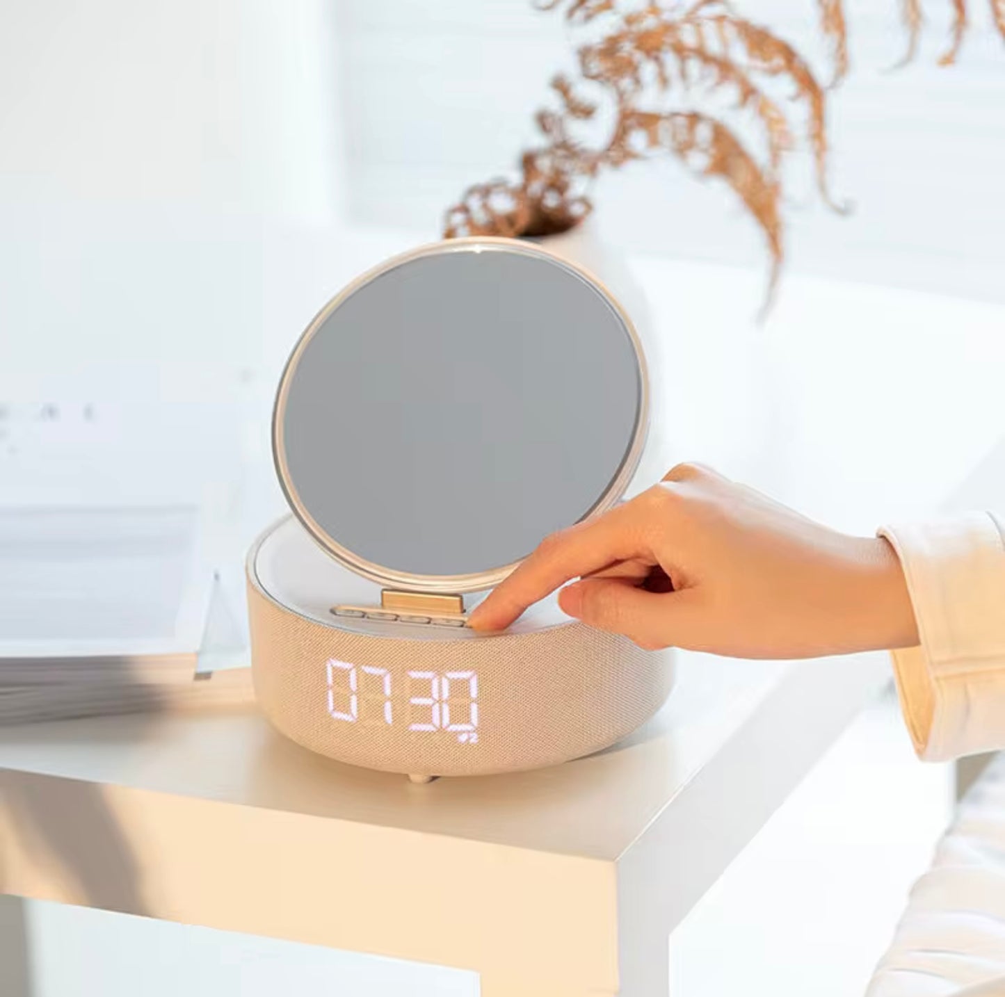 Réveil intelligent multifonction avec haut-parleur Bluetooth, chargeur sans fil, miroir LED & veilleuse