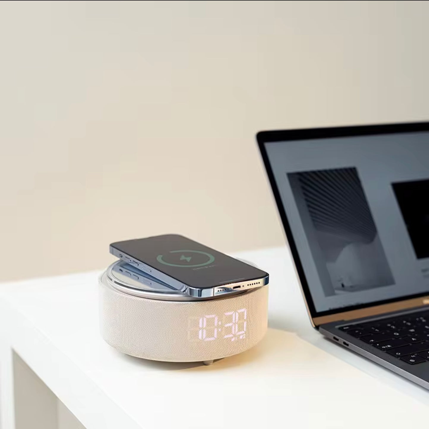 Réveil intelligent multifonction avec haut-parleur Bluetooth, chargeur sans fil, miroir LED & veilleuse