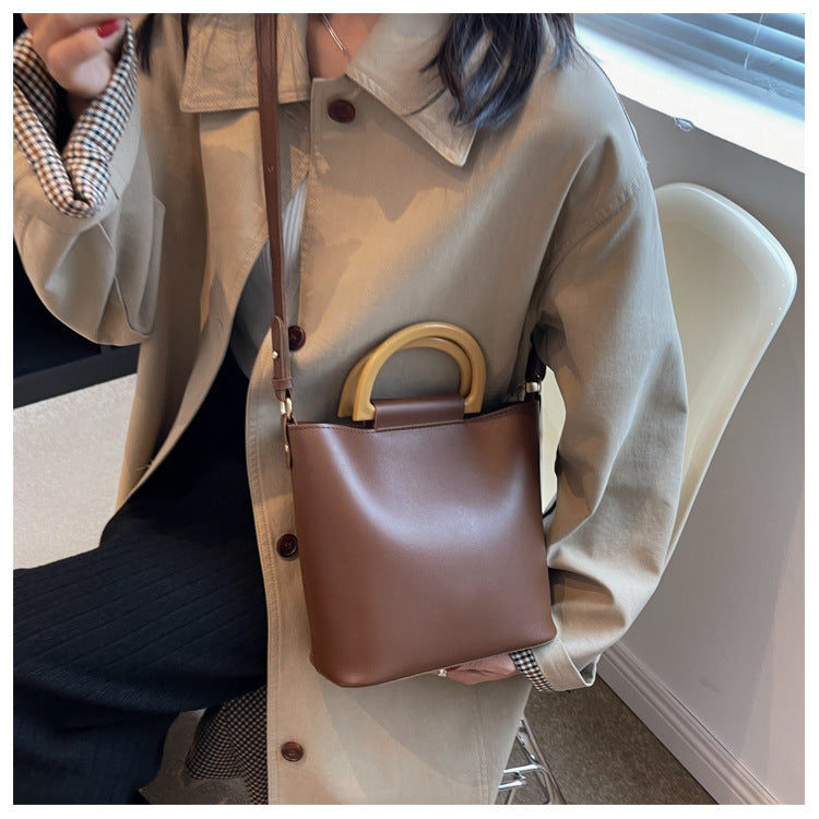 Sac seau élégant à une épaule, pouvant se porter en bandoulière pour un style pratique et tendance.