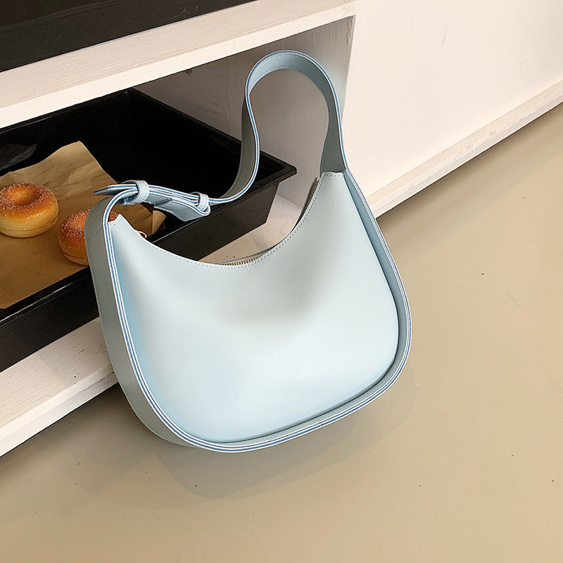 Sac porté épaule au design simple et polyvalent, idéal pour un style tendance au quotidien.