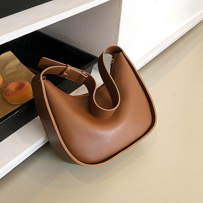 Sac porté épaule au design simple et polyvalent, idéal pour un style tendance au quotidien.