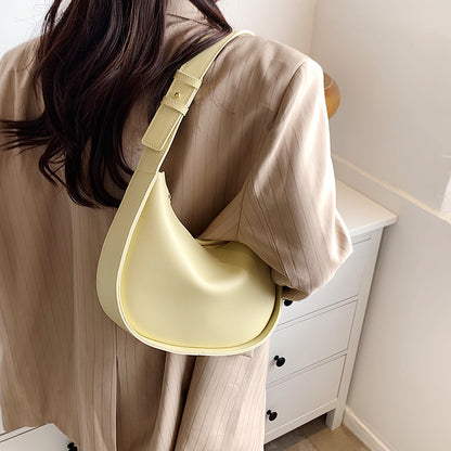 Sac porté épaule au design simple et polyvalent, idéal pour un style tendance au quotidien.