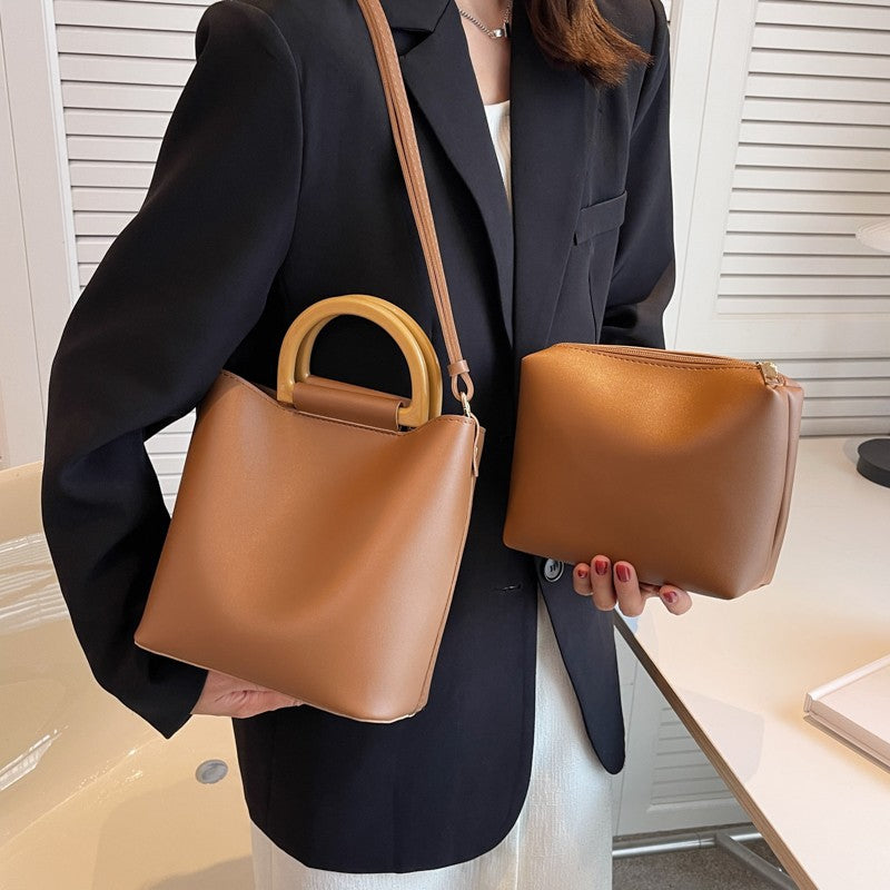 Sac seau élégant à une épaule, pouvant se porter en bandoulière pour un style pratique et tendance.